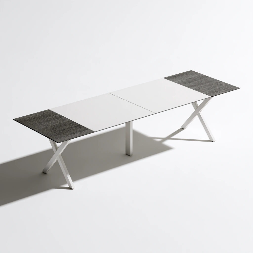Table à manger aux lignes épurées, coloris gris